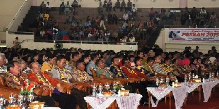 Ribuan umat kristiani tampak hikmat mengikuti rangkaian acara perayaan Paskah di GOR Ki Mageti, Magetan. (Nanang/BANGSAONLINE)