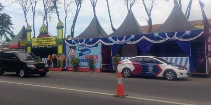 Pos Pelayanan yang dibangun Polres Bojonegoro di depan Stasiun Bojonegoro. foto: EKY NURHADI/ BANGSAONLINE