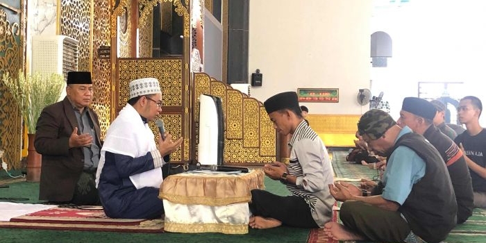 Samuel Sanur Liani saat bersyahadat di Masjid Al Akbar Surabaya, Jumat (15/12/2023). Foto: M Sulthon Neagara/bangsaonline