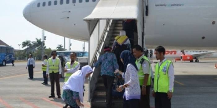 BERANGKAT KE TANAH SUCI - Calon Jemaah Haji (CJH) Kloter 1 Surabaya dan Sidoarjo saat naik pesawat di Bandara Internasional Juanda, belum lama ini. foto ilustrasi/nanang ichwan/BangsaOnline