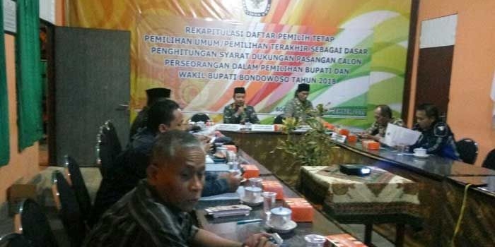 Ketua KPU Bondowoso, Hairul Anam bersama Ketua Panwaslu Bondowoso, Fricas Abdillah saat acara penetapan syarat paslon perseorangan.