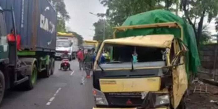 Truk yang dikemudikan Darius Kedu Talo, usai menabrak penjual bakso dan tiang PJU di Margomulyo Surabaya. 