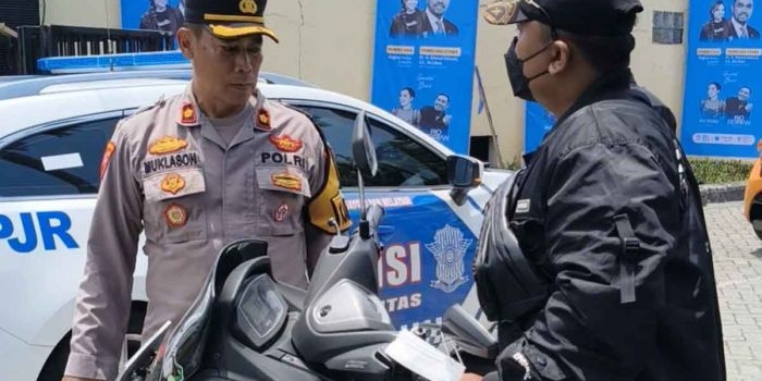 Kabag Ops Polres Kediri Kota, Kompol Muklason, saat ditantang OTK atau orang tak dikenal ketika memimpin pengamanan kedatangan Wakil Ketua Komisi III DPR RI, Ahmad Sahroni.