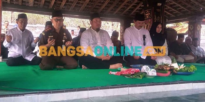 Wali Kota Madiun, Maidi, saat doa bersama jajaran. Foto: HENDRO SUHARTONO/BANGSAONLINE