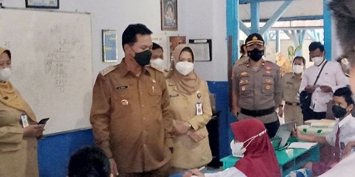 Wali Kota Madiun Maidi saat meninjau uji coba PTM untuk SD, didampingi Kadispendik Lismawati.