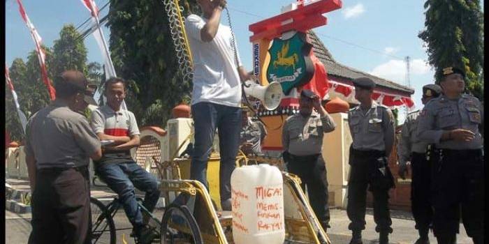 Masiswa saat berorasi. foto: RAHMATULLAH/ BANGSAONLINE