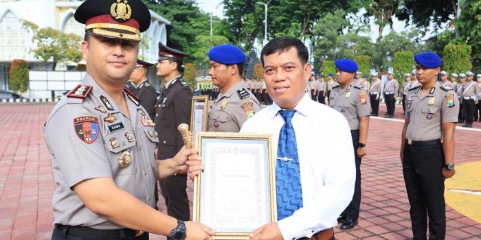 kapolres-gresik-beri-penghargaan-dan-satyalancana-untuk-63-personel-berprestasi