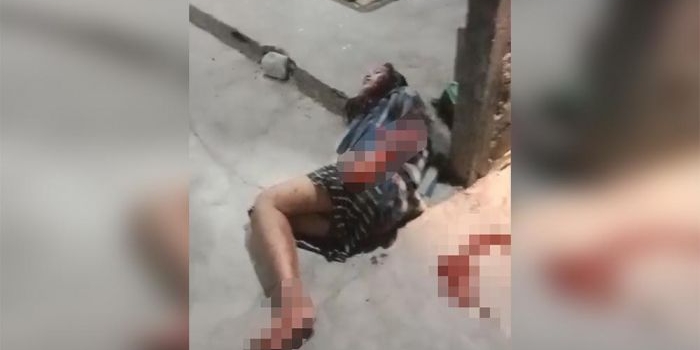 Tangkapan layar video amatir dari sosmed saat korban dievakuasi ke teras rumah warga terdekat sebelum dilarikan menuju RSUD. Foto: Ist.