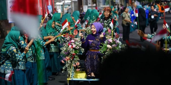 disambut-warga-delegasi-apeksi-naik-becak-menuju-balai-kota-kediri-untuk-gala-dinner
