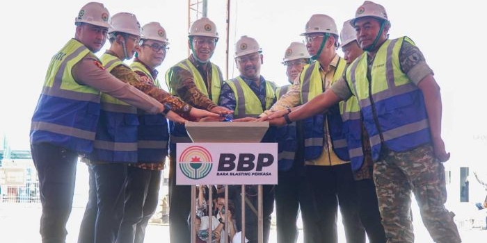Bupati Fandi Akhmad Yani (lima dari kiri) ikut menekan tombol tanda dimulainya groundbreaking proyek Nitrate Complex PT Bara Blasting Perkasa. foto: ist.