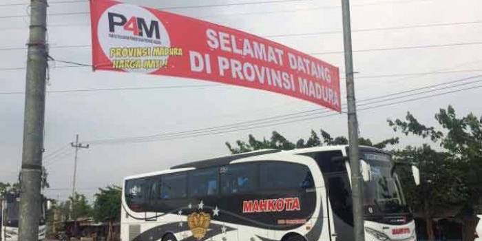 Spanduk ucapan "Selamat Datang di Provinsi Madura" bertebaran di sepanjang jalan tol Suramadu Bangkalan Madura beberapa waktu lalu. foto: kompas