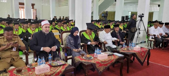 Wakil Ketua MPR RI Yandri Susanto dan istrinya, Ratu Zakiyah, duduk di antara Prof Dr KH Asep Saifuddin Chalim dan Syaikh Ahmad Mabrouk dari Mesir  dalam Sidang Senat Terbuka untuk wisuda program sarjana-pascasarjana ke-V UAC di Masjid Kampus UAC, Selasa (27/8/2024). Foto: bangsaonline