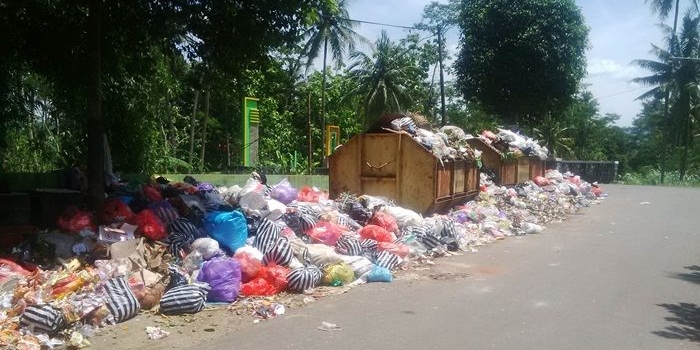 Bak kontainer sampah di Desa Bangunsari yang penuh sampah namun belum diangkut. Foto:  YUNIARDI SUTONDO/BANGSAONLINE