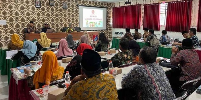 Para kepala sekolah saat berada di Ruang Pertemuan SMPN 2 Sidoarjo.