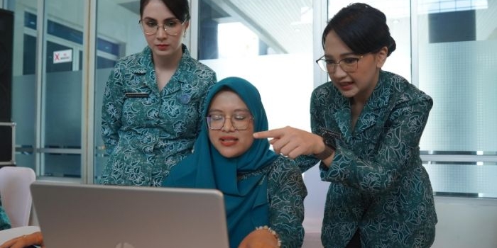  Ketua TP PKK Kabupaten Kediri Eriani Annisa Hanindhito (kanan) saat mendampingi Ketua TP PKK Jawa Timur, Arumi Bachsin, melaunching SIM (Sistem Informasi Managemen) PKK. (Ist).