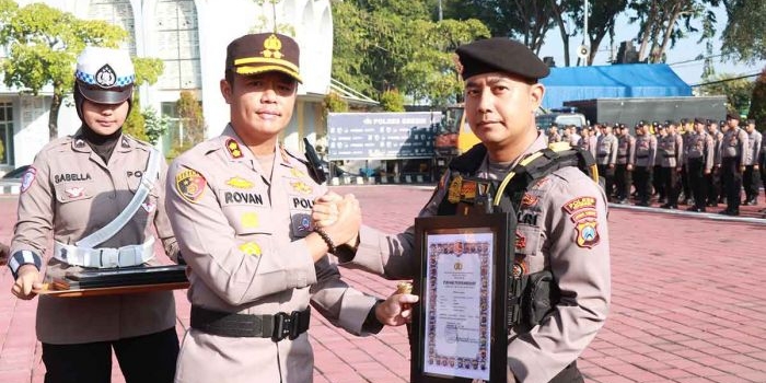 kapolres-gresik-beri-penghargaan-untuk-33-personel-dan-warga-berprestasi