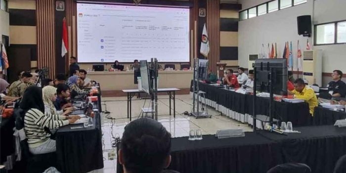 Rekapitulasi suara Pemilu 2024 di Kantor KPU Surabaya.