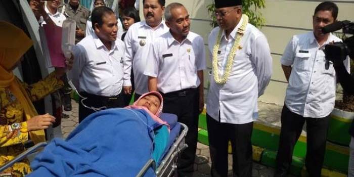 Bupati Malang meninjau pasien yang baru datang di Puskesmas Turen Kecamatan Turen Kabupaten Malang. foto: putut priyono/ BANGSAONLINE