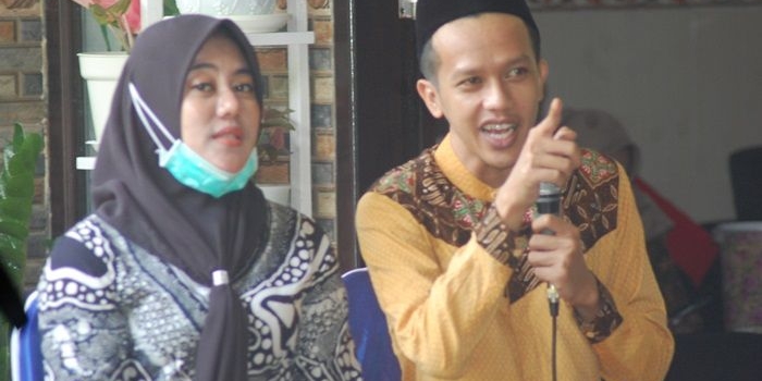 Cawabup Syah Natanegara didampingi istri saat berada di Dukuh Duren, Desa Slawe, Kecamatan Watulimo, Kabupaten Trenggalek. foto: HERMAN/ BANGSAONLINE