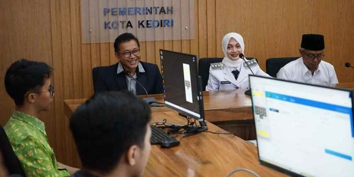 Wali Kota Kediri, Vinanda Prameswati (hijab putih) saat memimpin simulasi. (Ist)