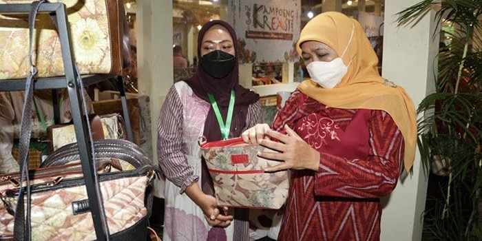 Gubernur Jatim, Khofifah Indar Parawansa, saat meninjau produk dalam negeri.