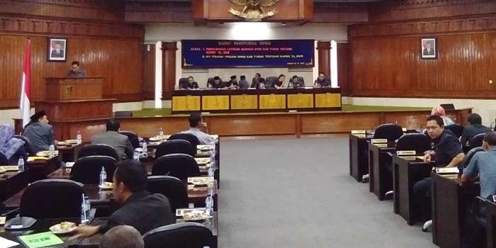 Suasana paripurna membahas R-APBD Tuban 2018.