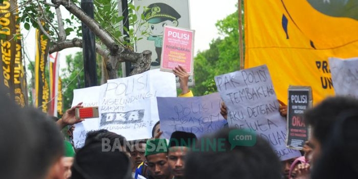 Mahasiswa PMII dan HMI saat menggelar aksi damai di depan Mapolres Bojonegoro.