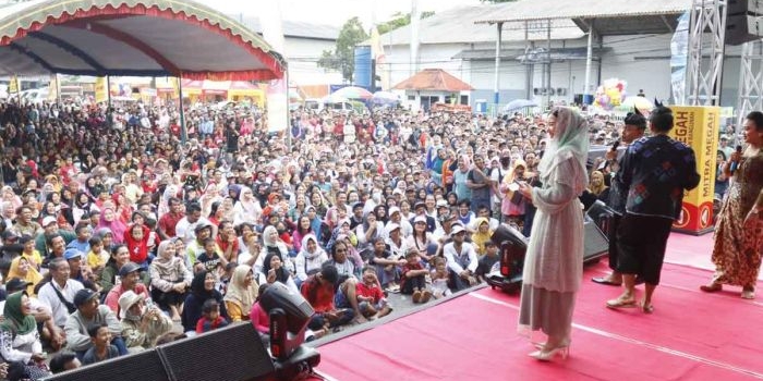 hadiri-penutupan-larung-sembonyo-istri-bupati-trenggalek-disambut-ribuan-warga