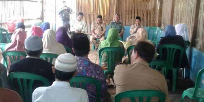 Suasana istighosah persiapan pembongkaran wisma di eks lokalisasi Gondanglegi.