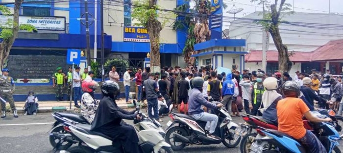 puluhan-massa-geruduk-kantor-bea-cukai-madura-di-pamekasan-desak-tindak-tegas-rokok-ilegal
