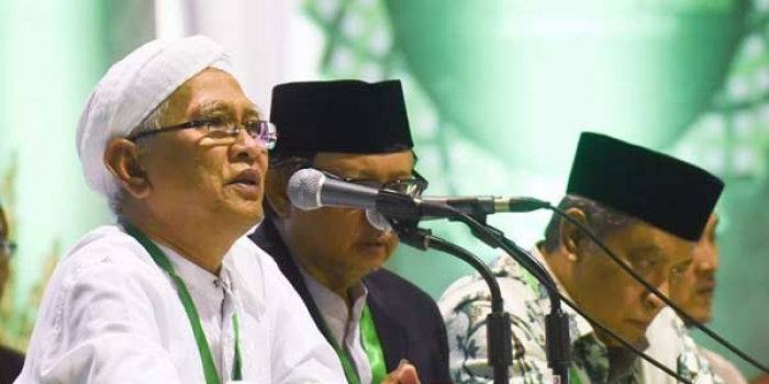 Rais Aam PBNU Mustofa Bisri (kiri) didampingi Pimpinan Sidang Slamet Effendy Yusuf dan Ketua PBNU Said Aqil Siradj saat memberikan fatwa soal pembahasan rancangan Tatib Muktamar NU ke-33 di alun-alun Jombang. (foto: ant)