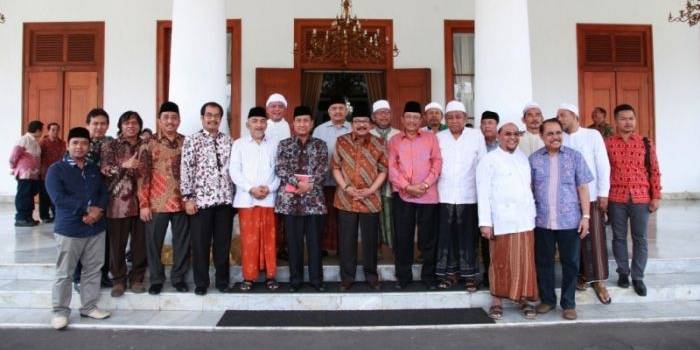 Gubernur Jawa Timur Soekarwo usai menerima para tokoh Madura foto bersama di depan gedung Grahadi. Foto: kominfo pemprov jatim 