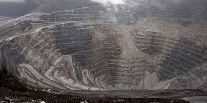 Tambang Grasberg atau Freeport di Papua, Indonesia. Lubang raksasa ini mulai digali tahun 1973, merupakan penghasil emas terbesar dan penghasil tembaga nomor tiga terbesar di dunia. OLIVIA RONDONUWU/AFP/Getty Images