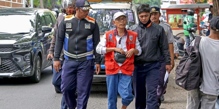 Dishub bersama Satpol PP dan Satsabhara Polrestabes Surabaya langsung mengamankan dua jukir di kawasan Jalan Semarang dan Jalan Bubutan untuk dikenakan sanksi tindak pidana ringan (tipiring), Sabtu (13/6/2026). Foto: Hms