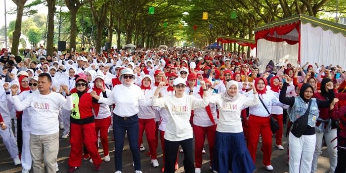 peringatan-hlun-2025-ketua-tp-pkk-kabupaten-kediri-ajak-lansia-senam-bersama-di-slg