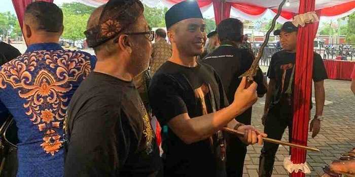 Wakil Wali Kota Pasuruan Adi Wibowo saat melihat keris di salah satu stan pemeran.