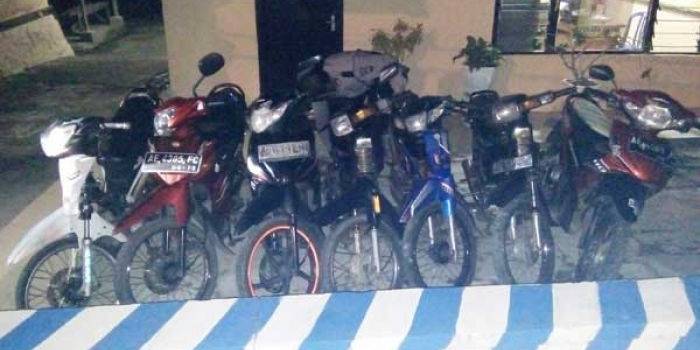 KABUR: Sepeda motor yang telah diamankan di Mapolsek Geneng karena ditinggal pemiliknya ketika ada razia balapan liar. foto: zainal abidin/ BANGSAONLINE
