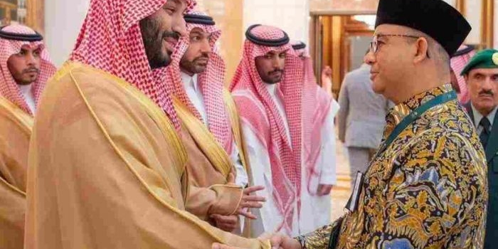 Anies Baswedan berjabat tangan dengan  Putra Mahkota yang juga Perdana Menteri Arab Saudi Muhammad Bin Salman (MBS). Foto: instagram aniesbawedan