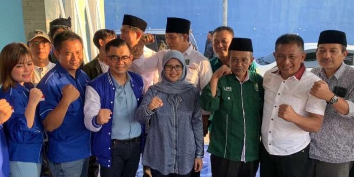 Bupati Blitar Rini Syarifah mengembalikan formulir pendaftaran ke DPC Partai Demokrat 