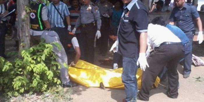 ?Polisi melakukan evakuasi mayat korban yang tergeletak di depan pos kamling. foto:imron/BANGSAONLINE