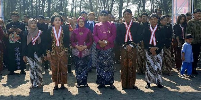 Bupati Blitar Rini Syarifahsaat  menghadiri momen sakral Larung sesaji di Pantai Serang, Blitar