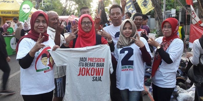 Ketua DPC PDIP Gresik Ir. Hj. Siti Muafiyah (kiri) membagikan takjil dan kaos dukungan untu Jokowi sebagai Presiden 2019-2024.