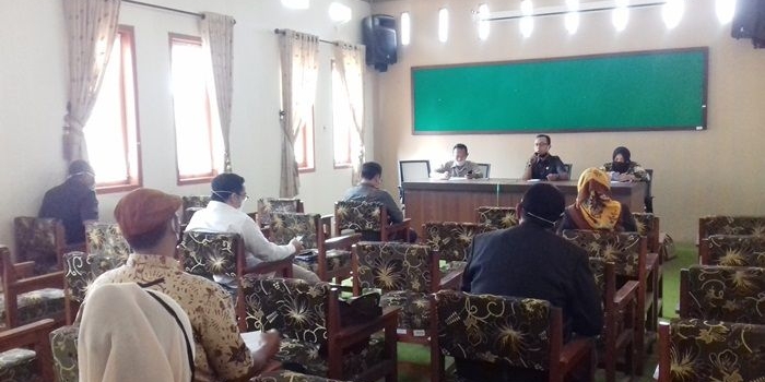 Pansus Covid-19 DPRD Kota Probolinggo menggelar inspeksi mendadak (sidak) di Kantor Dinas Sosial (Dinsos), Senin (18/5). 