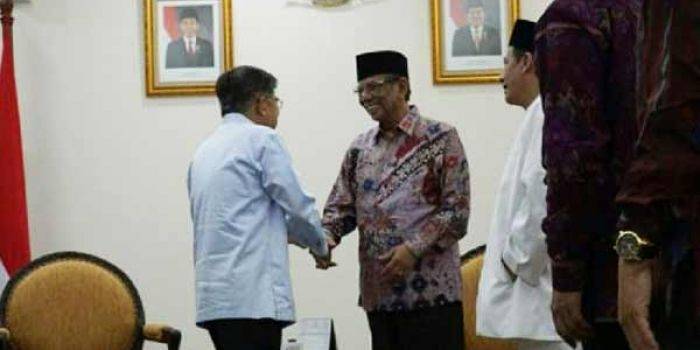 Kiai Hasyim Muzadi saat diterima Wapres Jusuf Kalla didampingi KH Habib Lutfi Bin Yahya dan Prof Dr Mudjia Rahardjo. foto: BANGSAONLINE