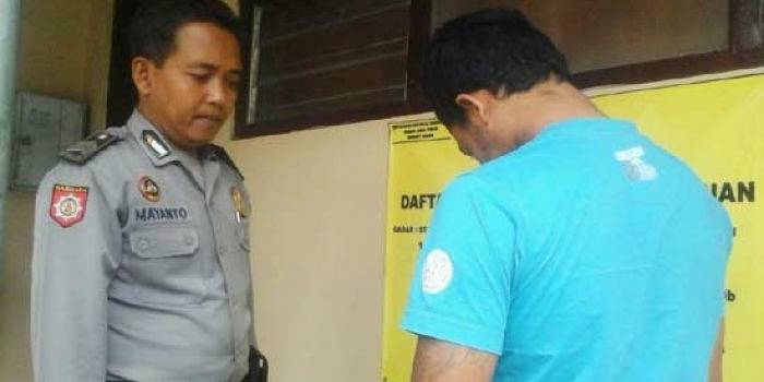 Pelaku pencurian onderdil saat diamankan di Mapolsek Plosoklaten, Kabupaten Kediri. (foto: dendi martoni/BANGSAONLINE)