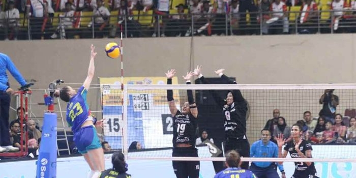 Pemain Jakarta Electric PLN (kiri) saat melakukan Spike. (Ist)