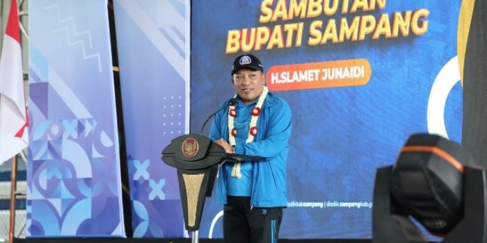 Bupati Sampang, Slamet Junaidi saat memberikan sambutan bazar pendidikan (Foto:ist)