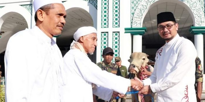 Wakil Wali Kota Pasuruan Raharto Teno Prasetyo menyerahkan qurban sapi secara simbolis kepada takmir masjid.