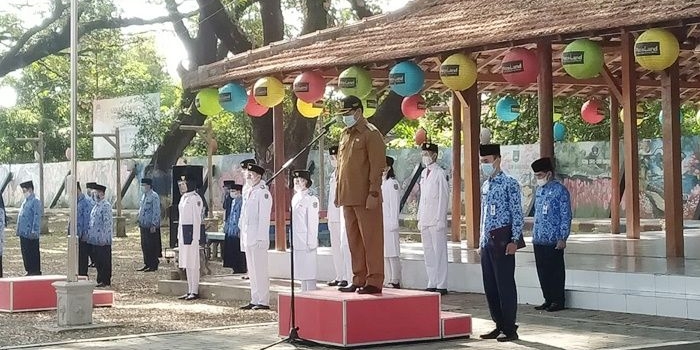 Wali Kota Madiun H. Maidi saat memimpin upacara Hari Pendidikan Nasional (Hardiknas) di Edupark Ngrowo Bening, Kota Madiun pada Senin (3/5/2021). 