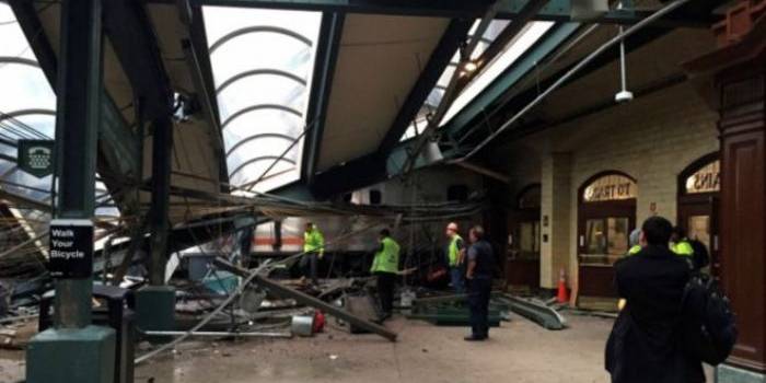 Reruntuhan stasiun Hoboken pasca tragedi kecelakaan kereta Komuter. Foto : reuters